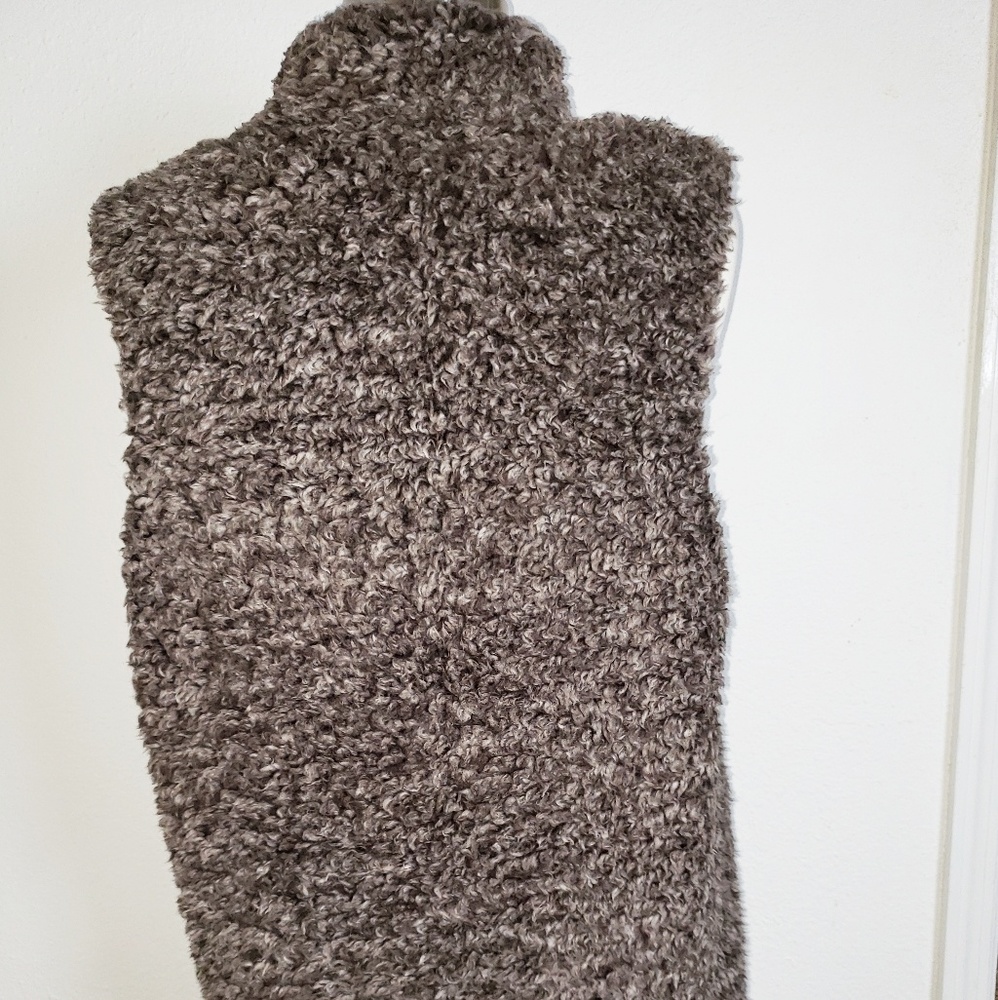Frazzle Faux Fur Vest - Picture 2 of 5